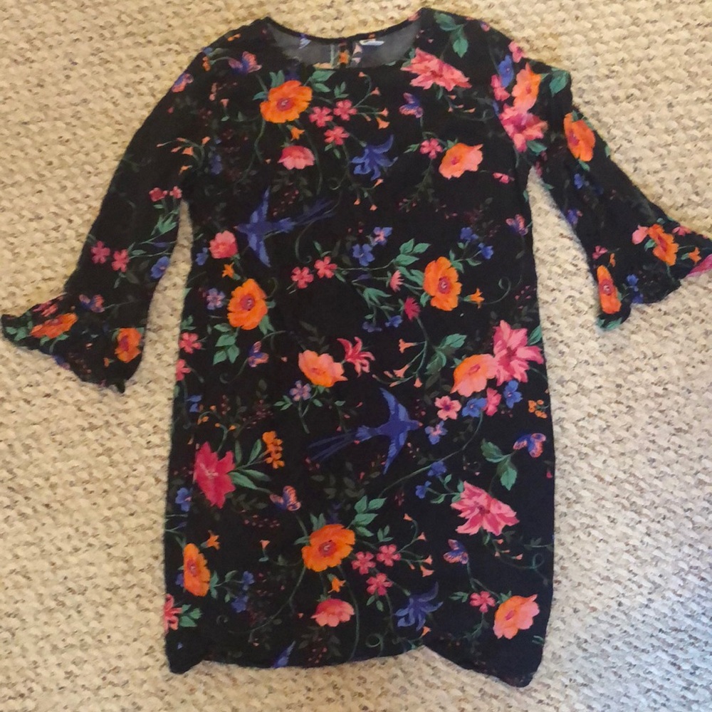 Bell sleeves shift dress